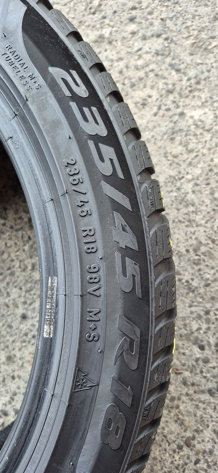 4 anvelope iarna Pirelli 235/45/18.Pretul este pe bucata. 6