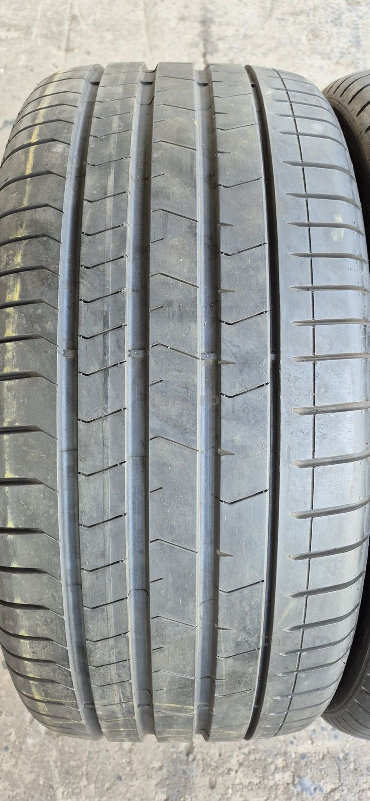 2 anvelope vara Pirelli runflat  275/35/21.Pretul este pe bucata. 2