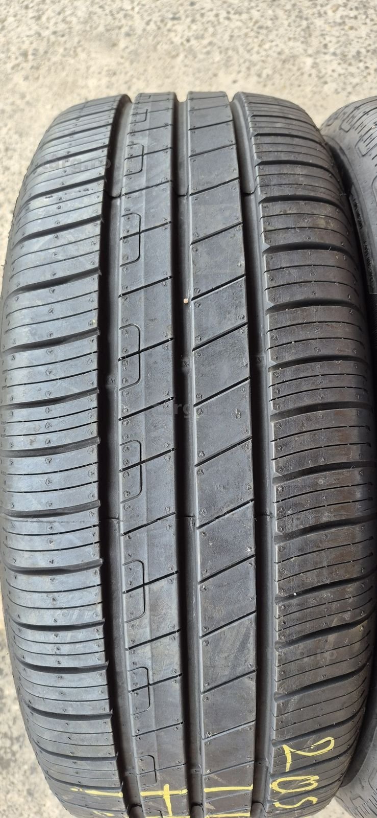 2 anvelope vara noi Goodyear 205/55/17.Pretul este pe bucata. 2