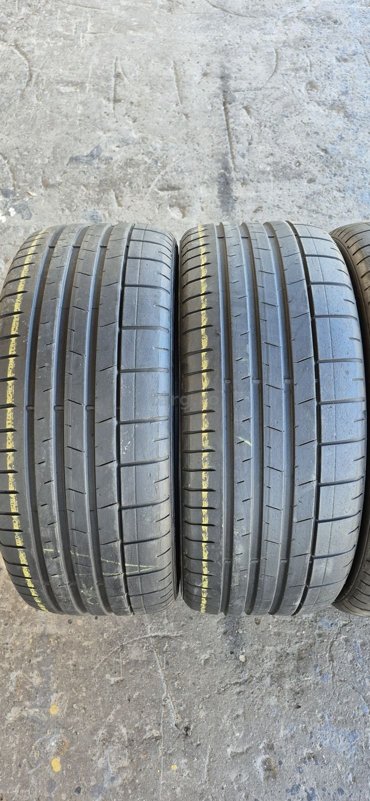4 anvelope vara Pirelli 235/35/20.Pretul este pe bucata. 2