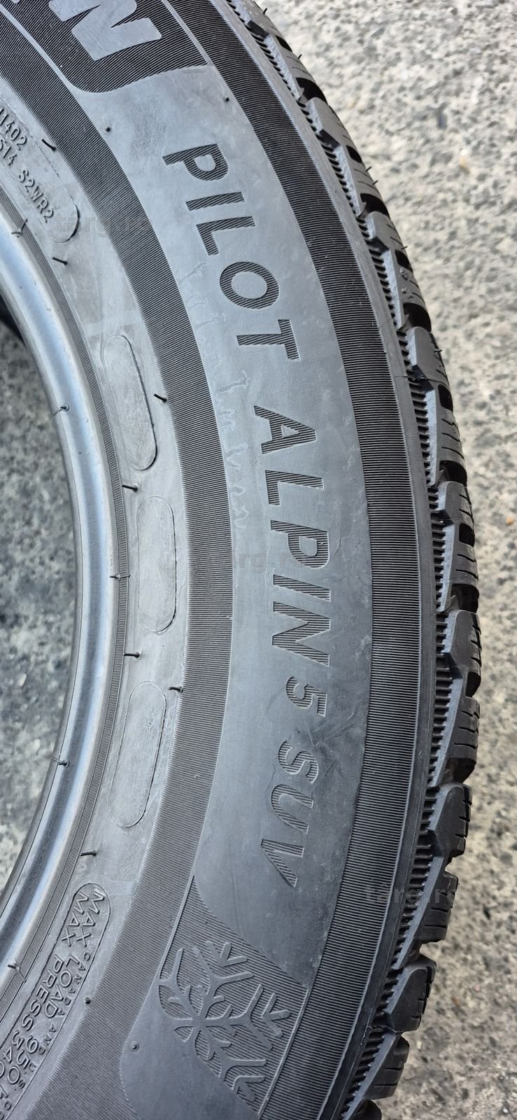 4 anvelope iarna ca noi Michelin 235/60/17.Pretul este pe bucata. 5
