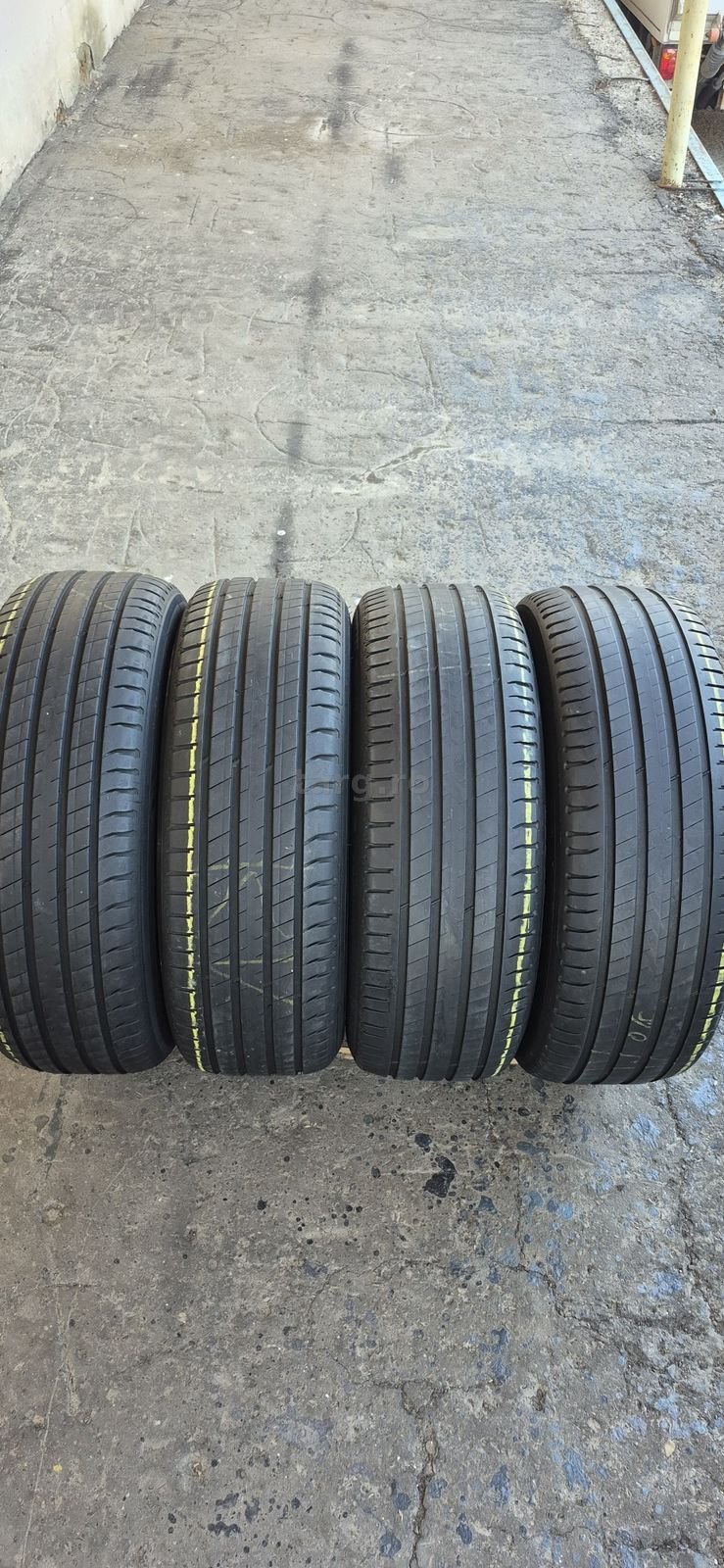 4 anvelope vara Michelin 235/65/17.Pretul este pe bucata.