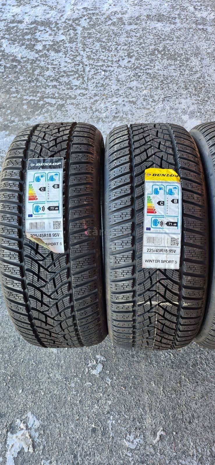 4 anvelope iarna noi Dunlop 225/45/18.Pretul este pe bucata. 2
