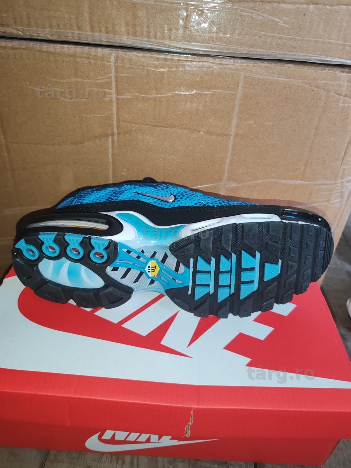 Nike air max plus  dot pattern 3