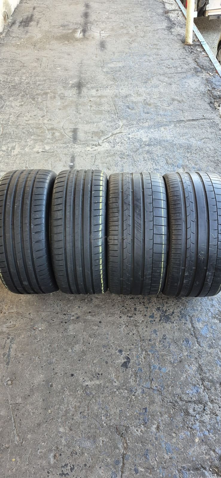 4 anvelope vara,fata Michelin 245/35/20,dot 2022,spate Continental  275/30/20,dot 2024.Pretul este pe bucata.
