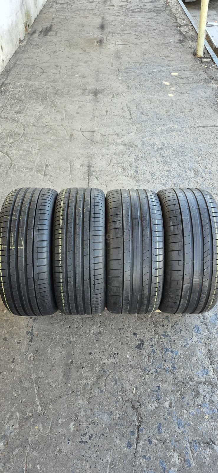 4 anvelope vara Pirelli,fata 245/40/19,spate 275/35/19.Pretul este pe bucata