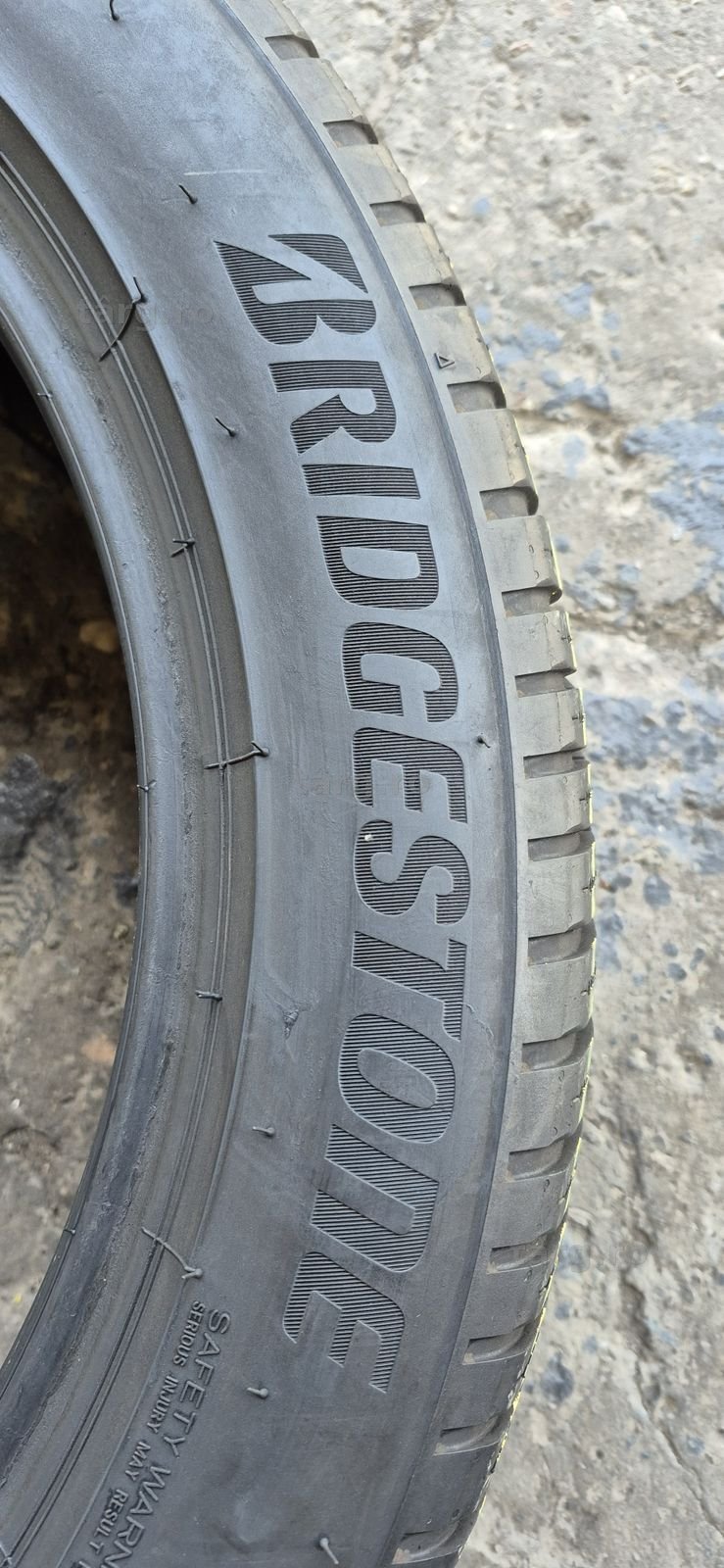 2 anvelope M+S Bridgestone 275/45/20.Pretul este pe bucata. 3