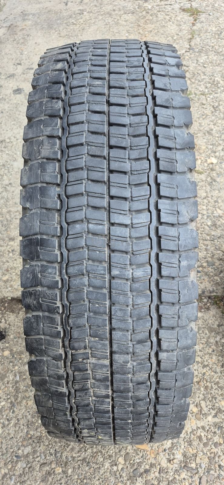 12 anvelope M+S  Bridgestone 295/80/22,5.Pretul este pe bucata 3