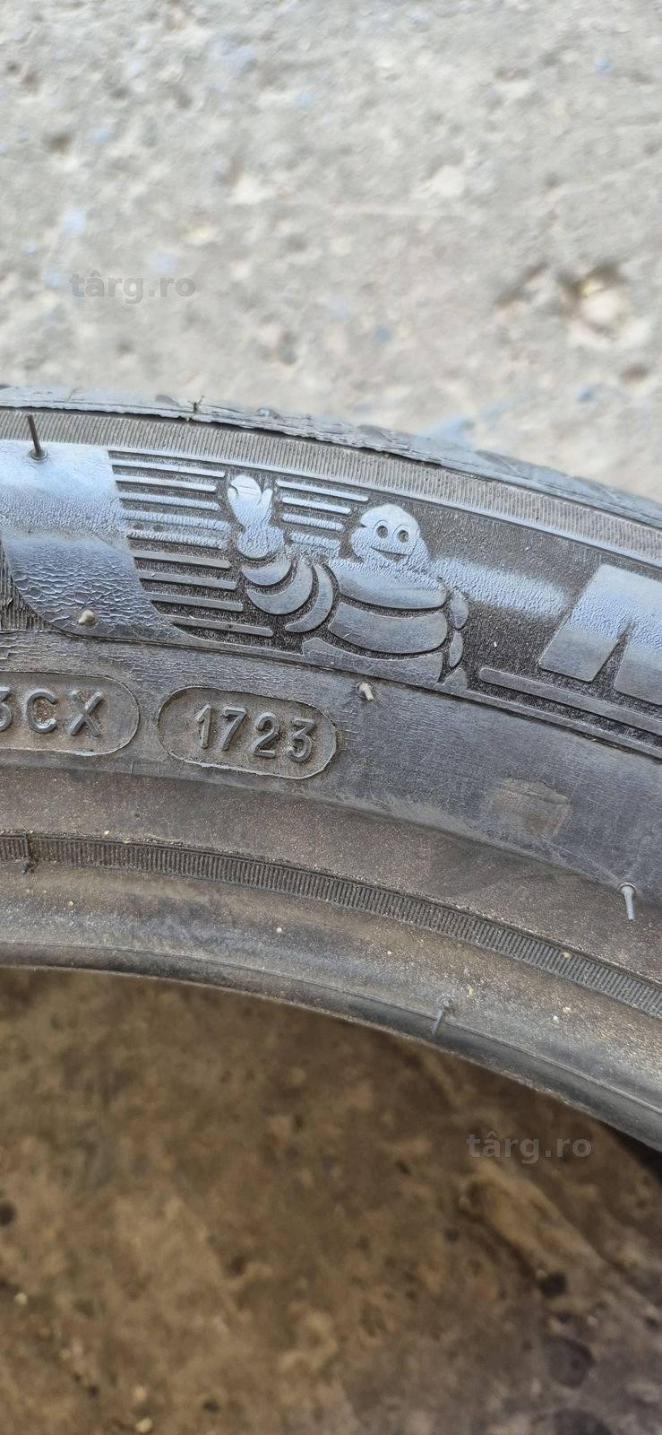 4 anvelope vara ca noi,fata Michelin 255/45/20,spate Dunlop 285/40/20.Pretul este pe bucata 5