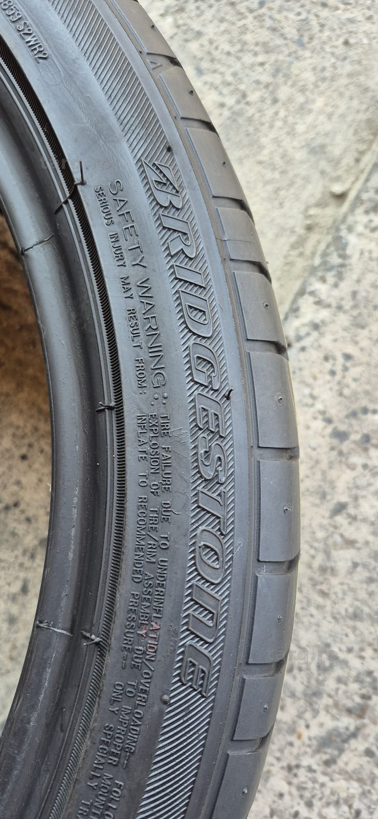 4 anvelope vara Bridgestone,fata 225/40/18,spate 255/35/18.Pretul este pe bucata. 3
