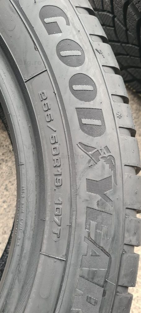 4 anvelope iarna Goodyear,fata 235/55/19,spate 255/50/19.Pret/bucata 7