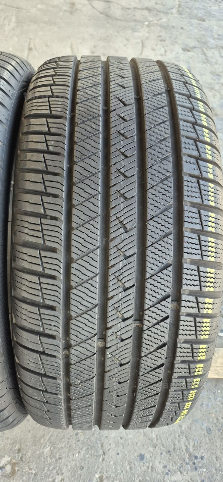 2 anvelope M+S ca noi Vredestein 255/35/20,dot 2022.Pret/buc. 2