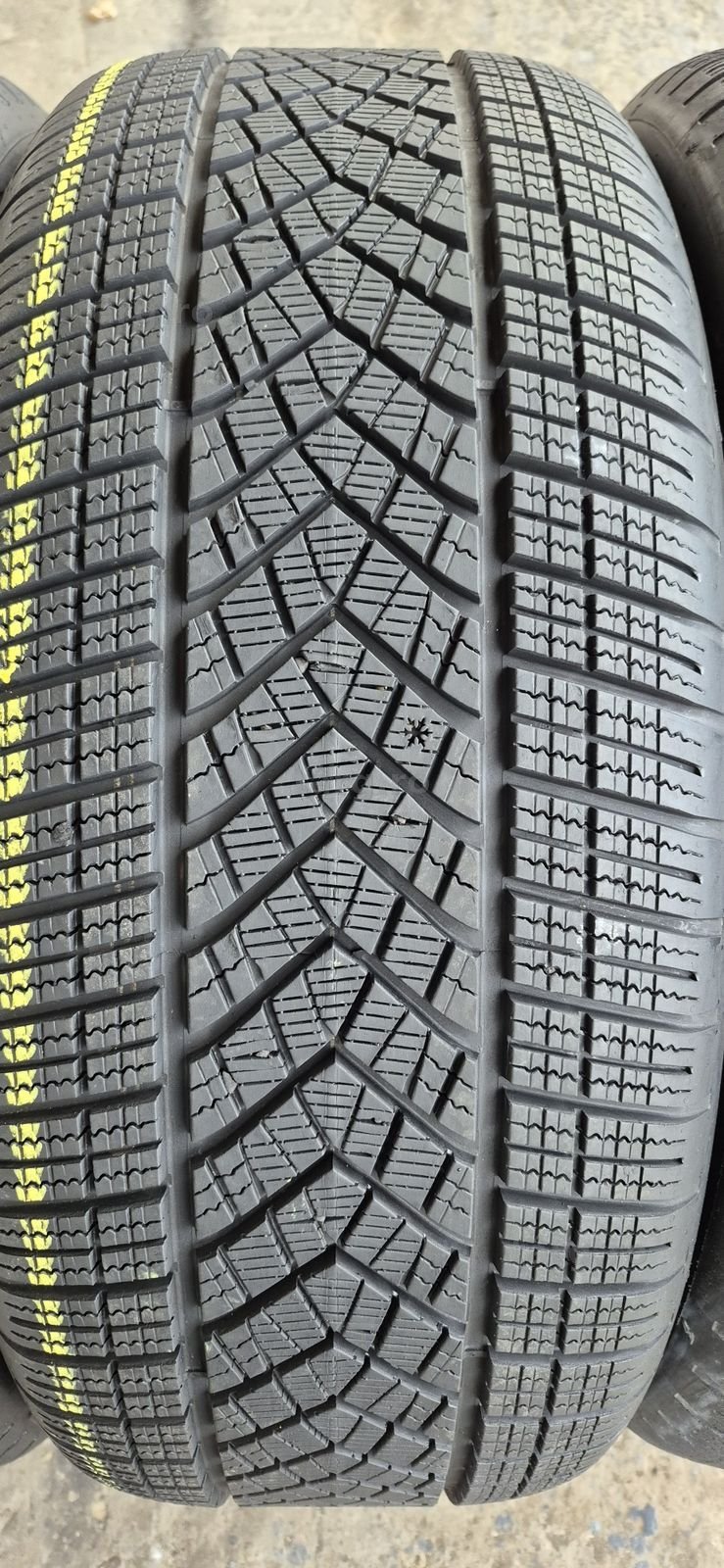 4 anvelope iarna Goodyear 255/50/21.Pretul este pe bucata 3
