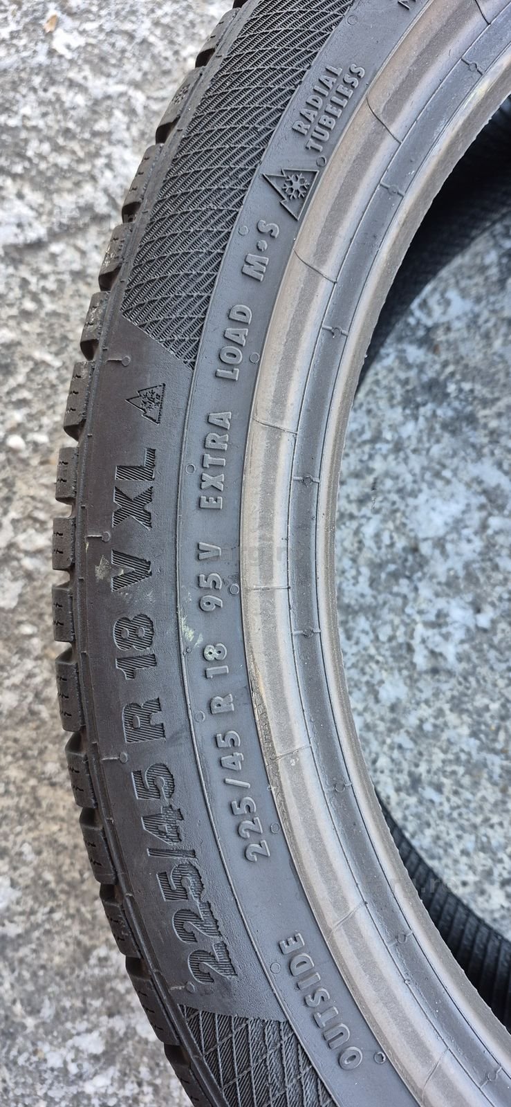 4 anvelope iarna Continental,fata 225/45/18,spate 25 5/40/18.Pret/buc. 6