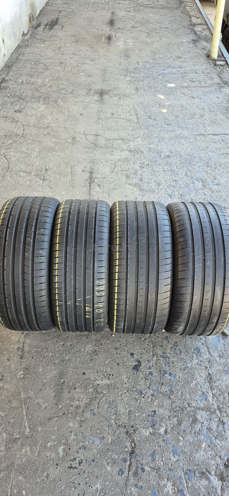 4 anvelope vara,fata Dunlop 245/40/19,spate Goodyear 275/35/19.Pret/bucata.