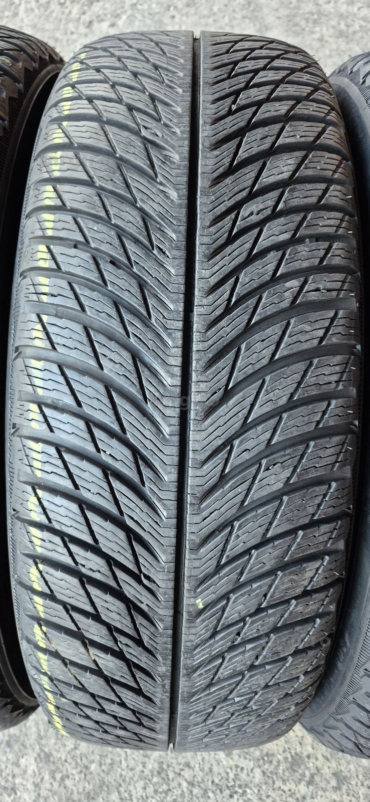 4 anvelope iarna ca noi Michelin 235/60/17.Pretul este pe bucata. 3