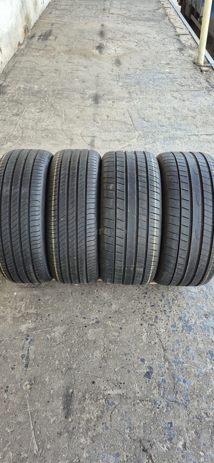 4 anvelope vara ca noi,fata Michelin 255/45/20,spate Dunlop 285/40/20.Pretul este pe bucata