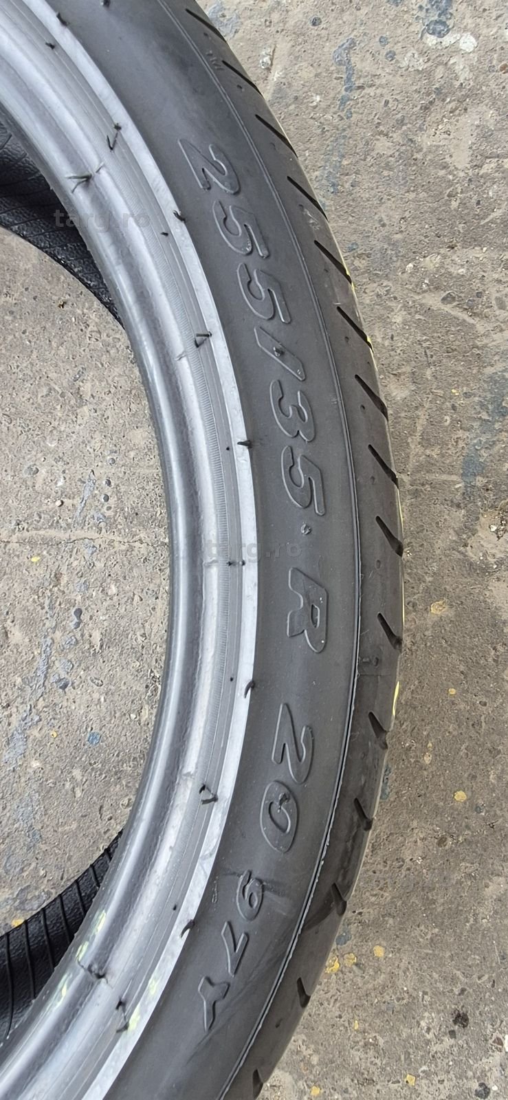 4 anvelope vara Pirelli,fata 255/35/20,spate 285/30/20.Pretul este pe bucata. 5