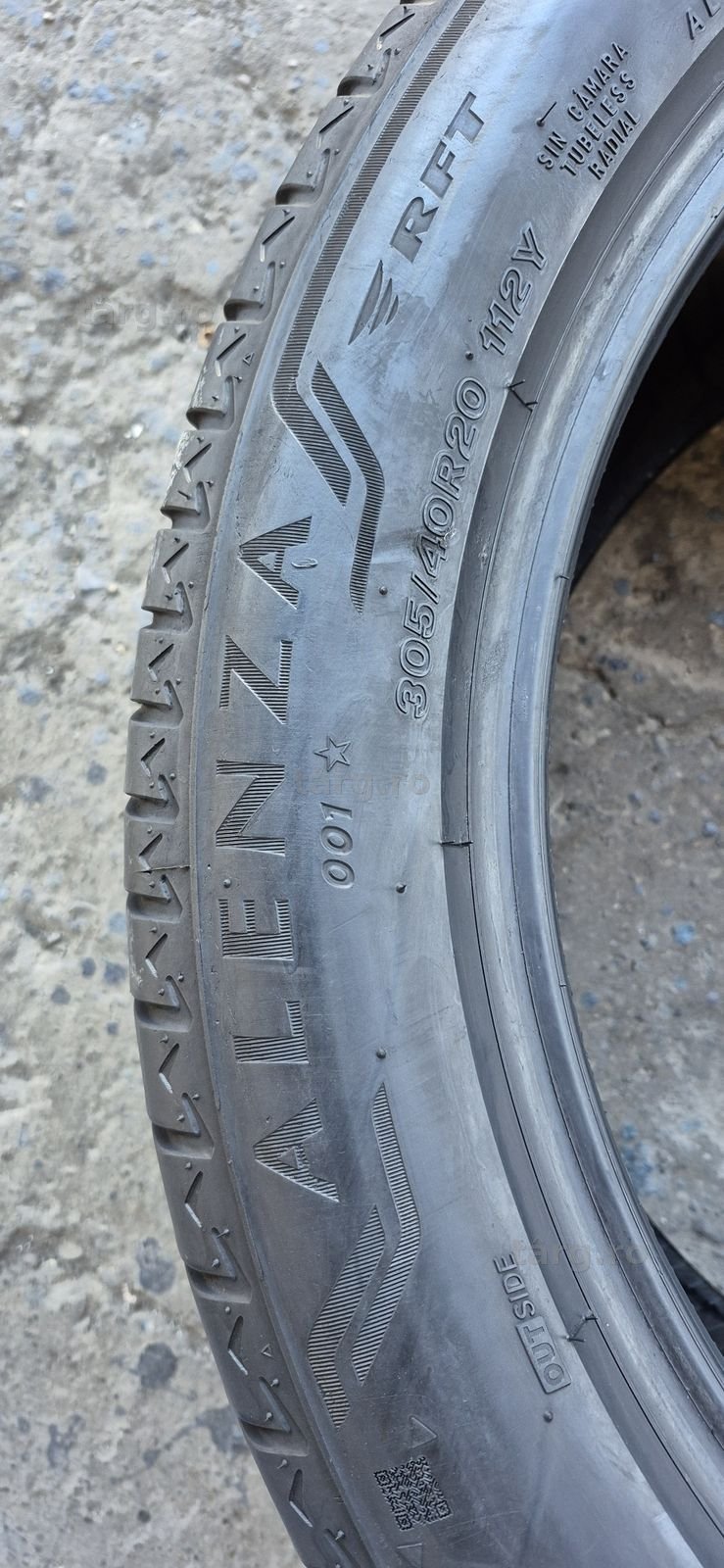 2 anvelope vara runflat Bridgestone 305/40/20.Pretul este pe bucata. 4