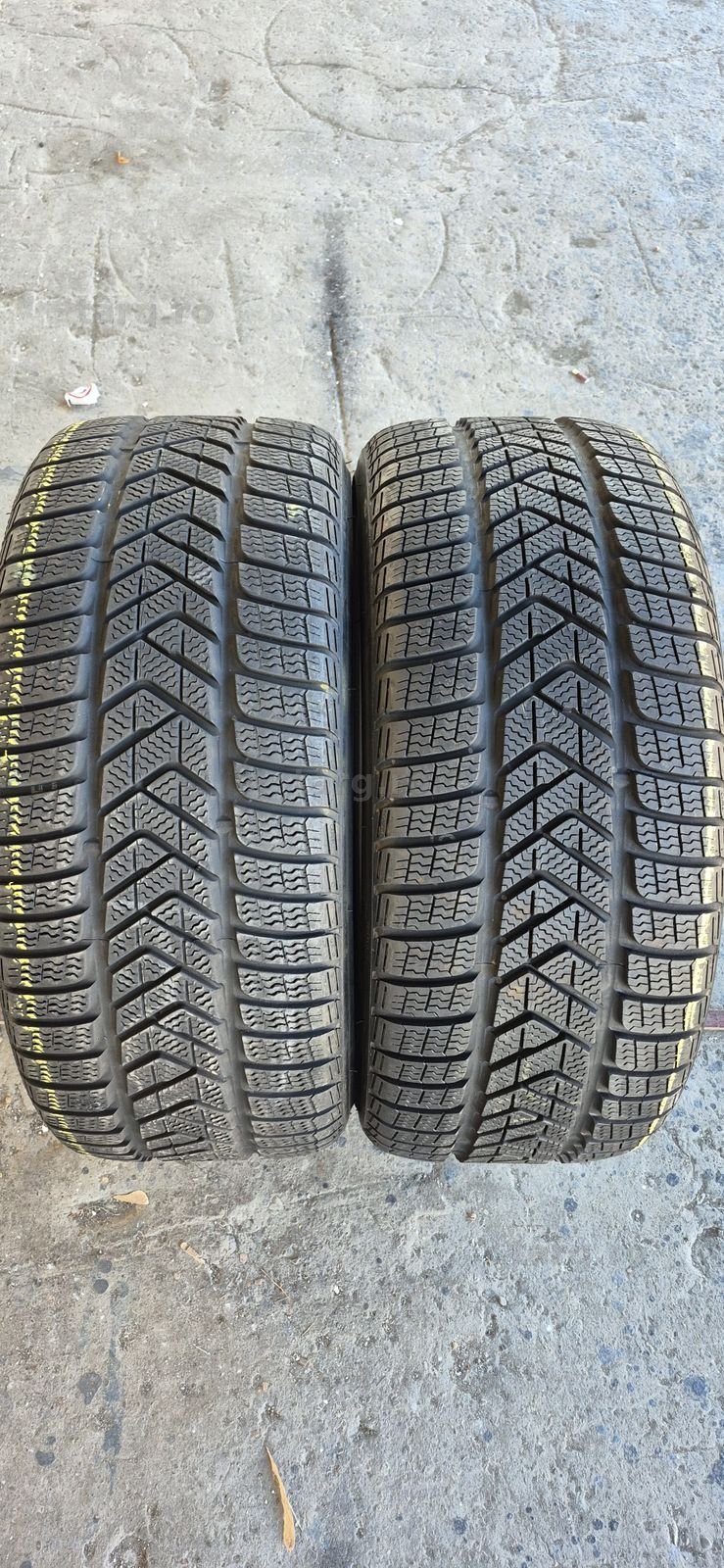 2 anvelope iarna Pirelli 245/30/20.Pretul este pe bucata.