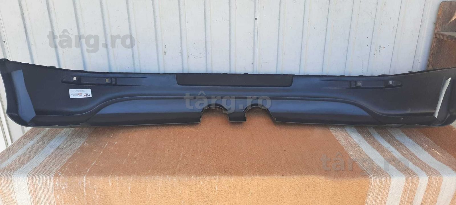 Difuzor spate VW Golf 5 model R32 cu iesire dubla Maxton