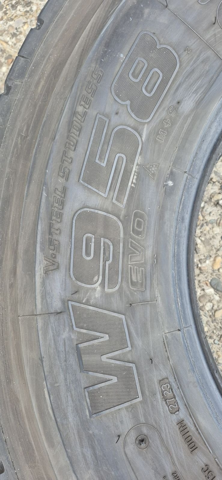 8 anvelope M+S Bridgestone 295/80/22,5.Pretul este pe bucata 6
