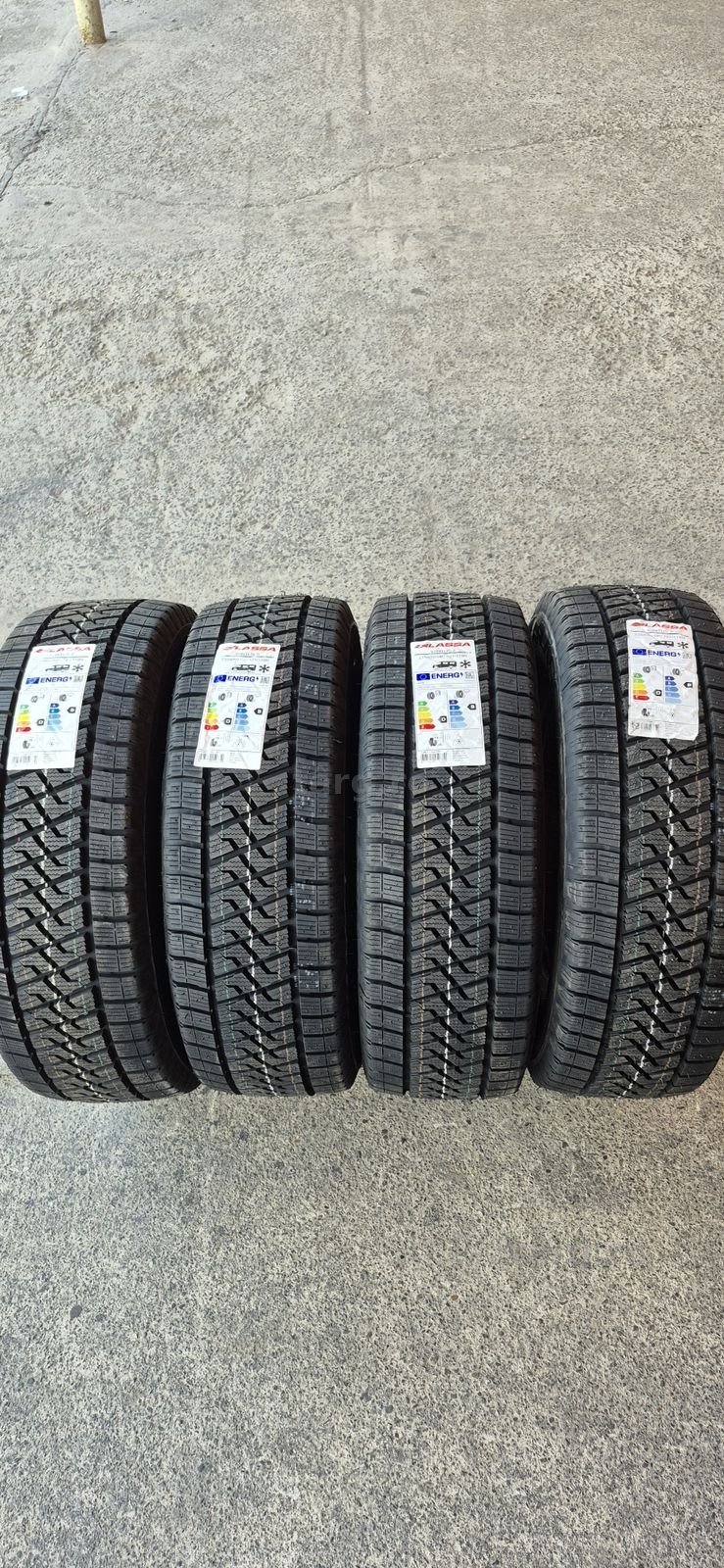 4 anvelope iarna noi Lassa 235/65/16C,indici speciali 121/119N,dot 2025.Pretul este pe bucata.