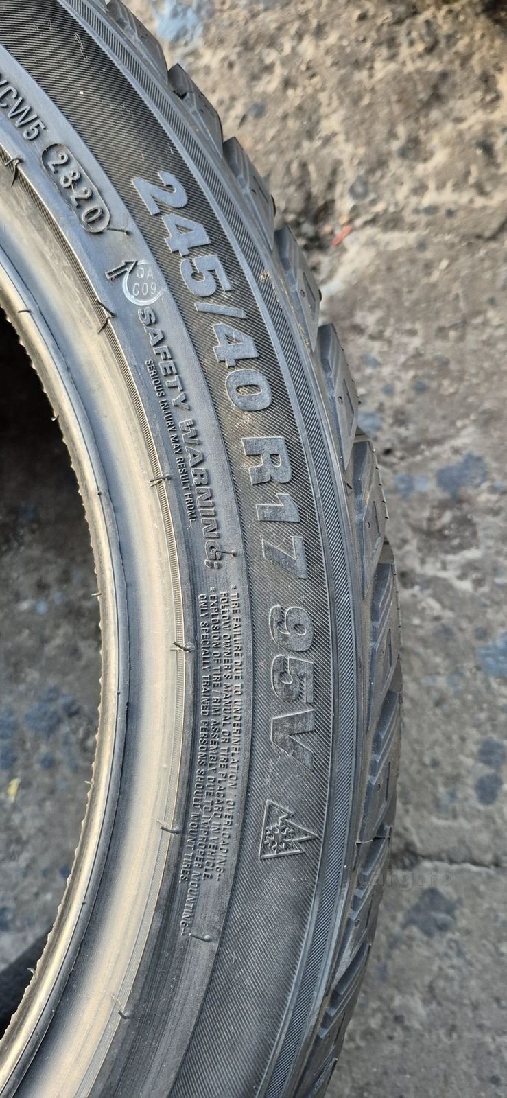 2 anvelope iarna noi Kumho 245/40/17.Pretul este pe bucata 5