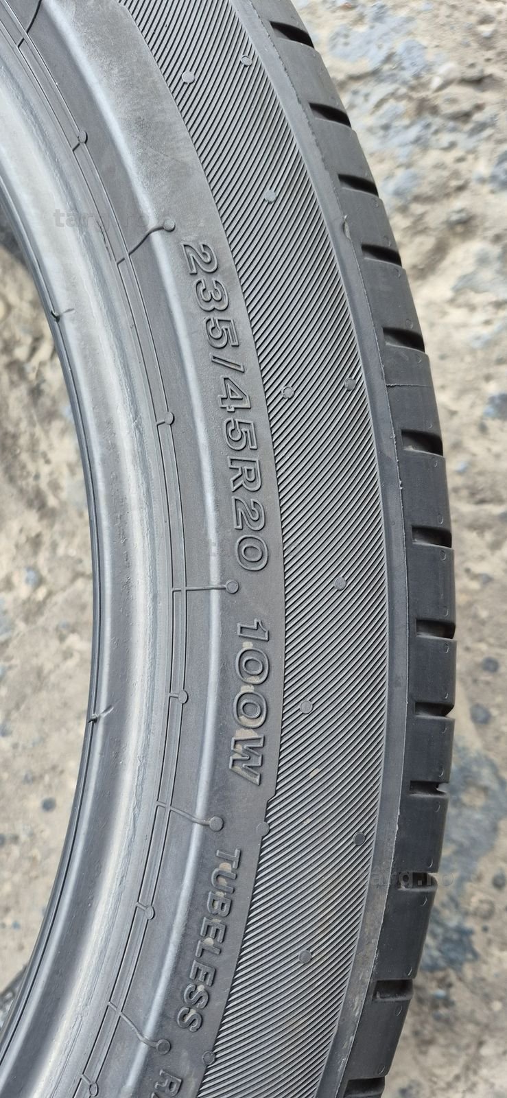 4 anvelope vara Bridgestone,fata 235/45/20,spate 255/40/20.Pretul este pe bucata 4