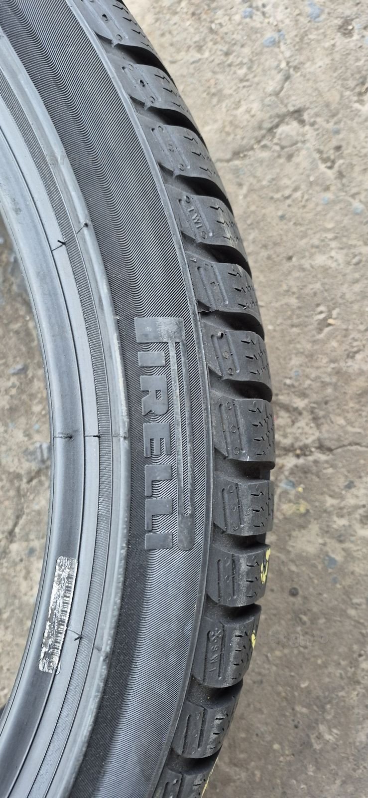 4 anvelope iarna Pirelli 225/40/19.Pretul este pe bucata. 4