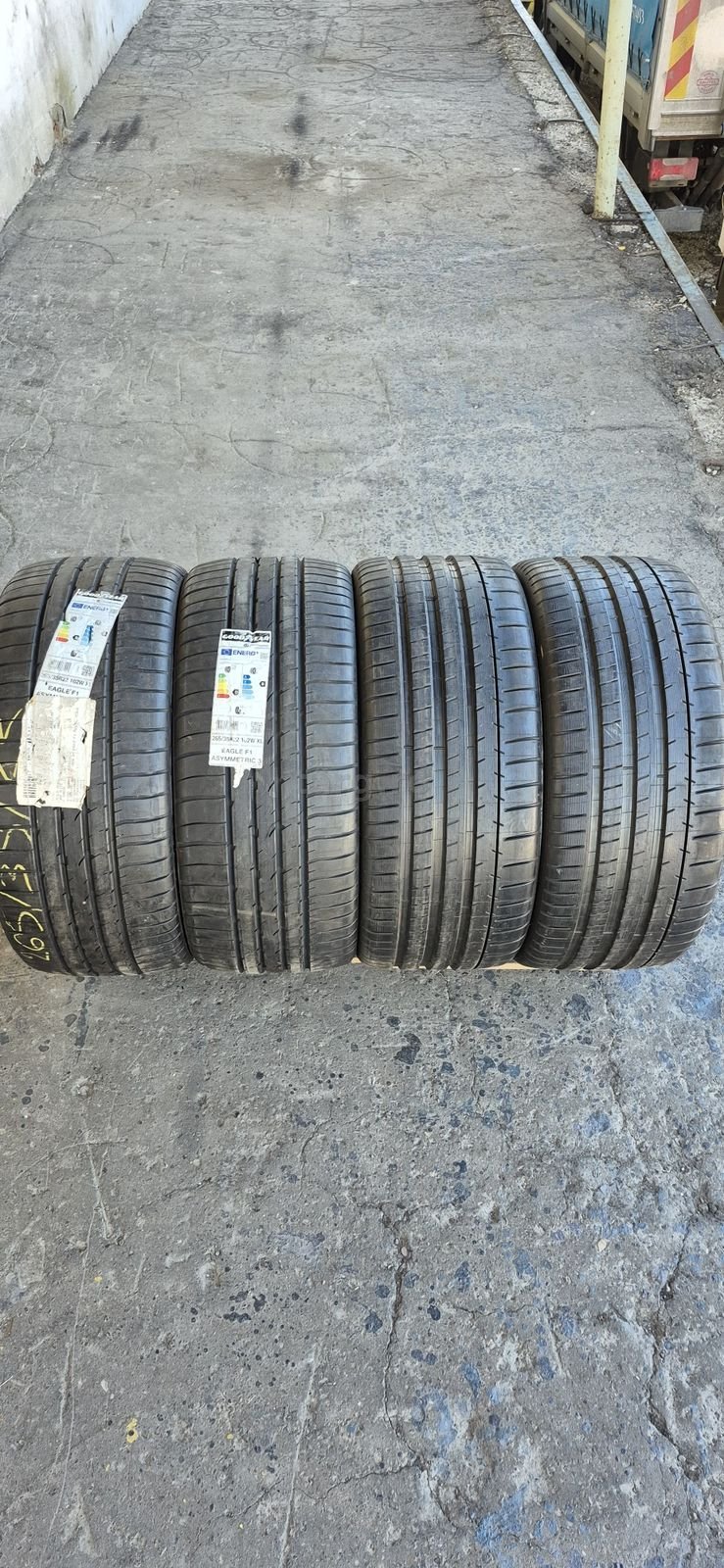 4 anvelope vara noi,2 Goodyear,2 Michelin 265/35/22.Pretul este pe bucata.