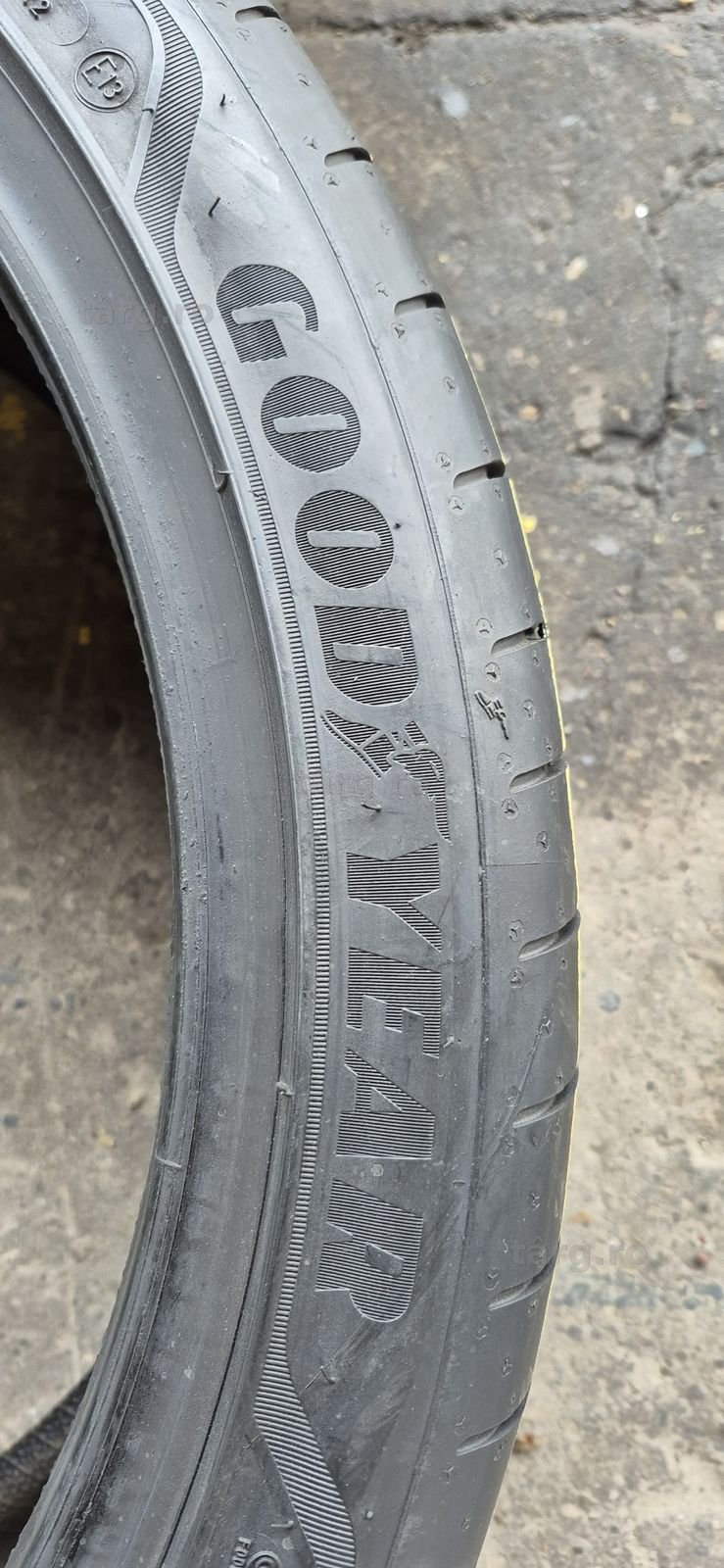 4 anvelope vara Goodyear,fata 265/35/21,spate 305/30/21.Pretul este pe bucata. 3