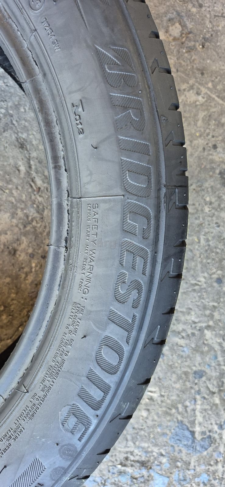 4 anvelope vara Bridgestone 235/50/18.Pretul este pe bucata. 5