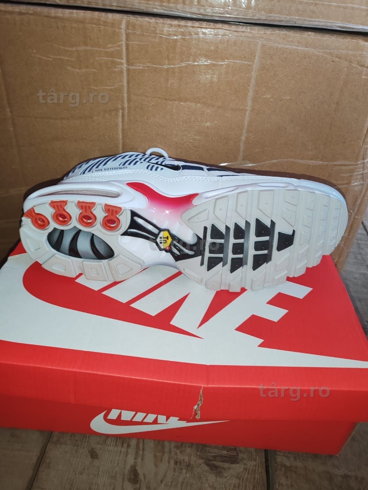 Nike air max plus  dot pattern 4