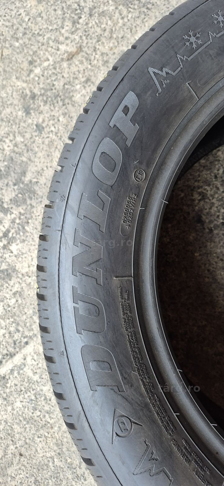 4 anvelope iarna ca si noi Dunlop 235/55/17.Pretul este pe bucata 3