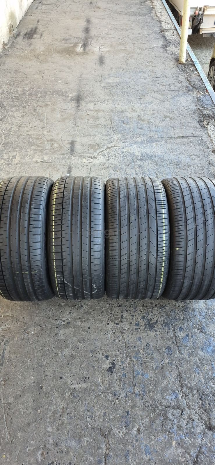 4 anvelope vara,fata Falken 275/40/20,spate Hankook 315/35/20.Pretul este pe bucata.