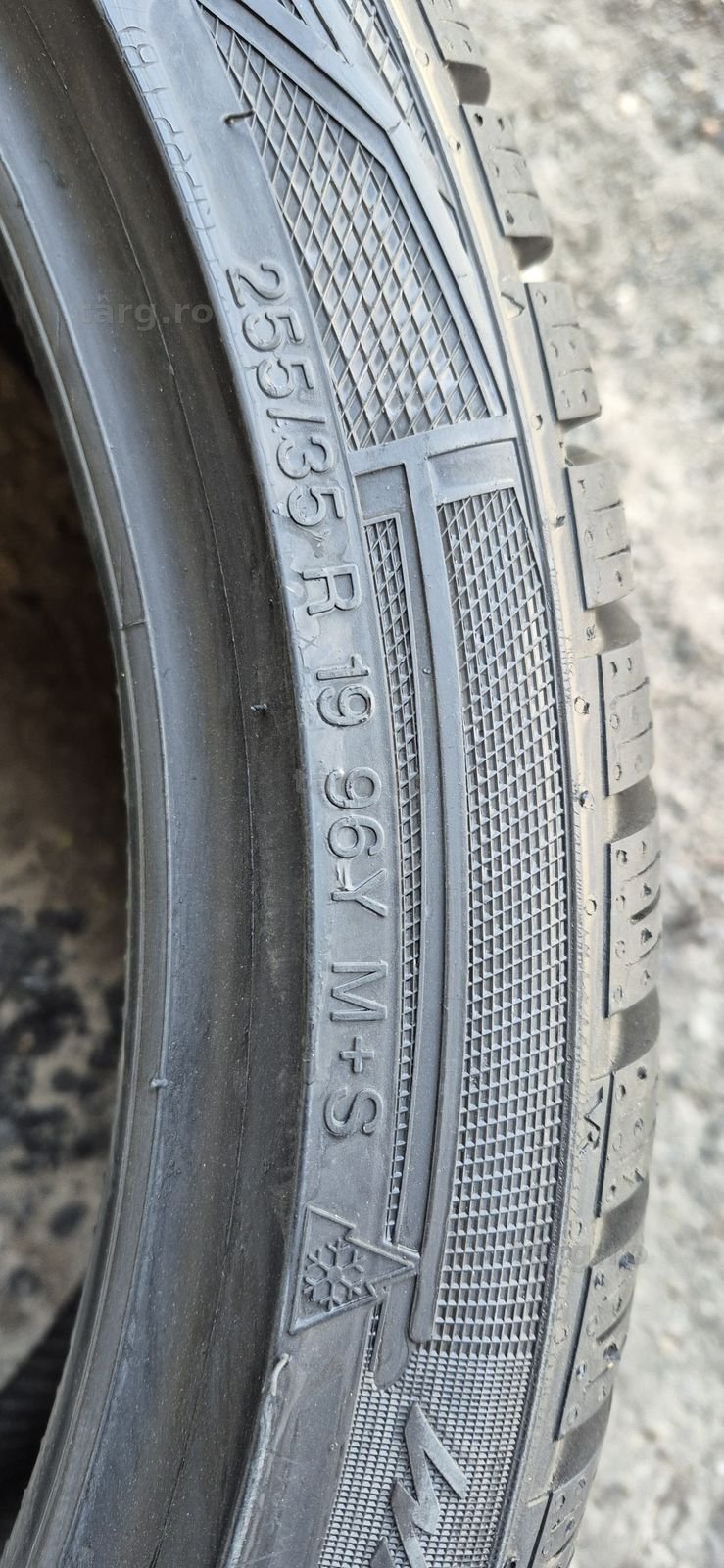4 anvelope iarna Vredestein 255/35/19.Pretul este pe bucata 6