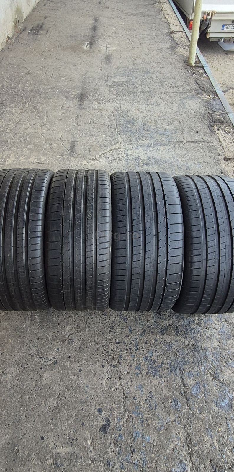 4 anvelope vara noi Michelin,fata 265/35/22,spate 295/30/22.Pretul este pe bucata.