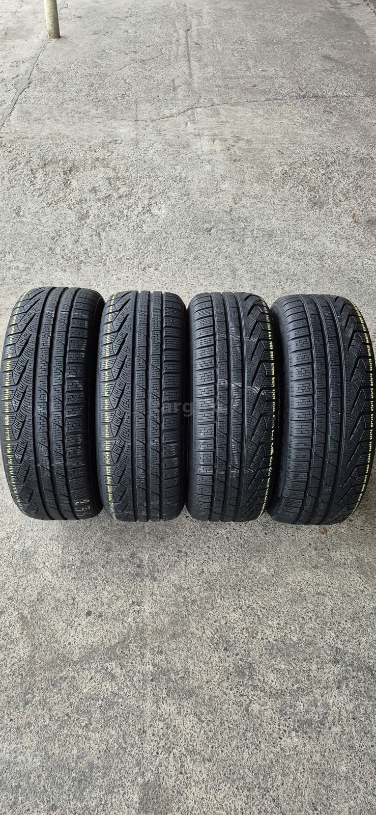 4 anvelope iarna ca si noi Pirelli 235/55/18.Pretul este pe bucata.