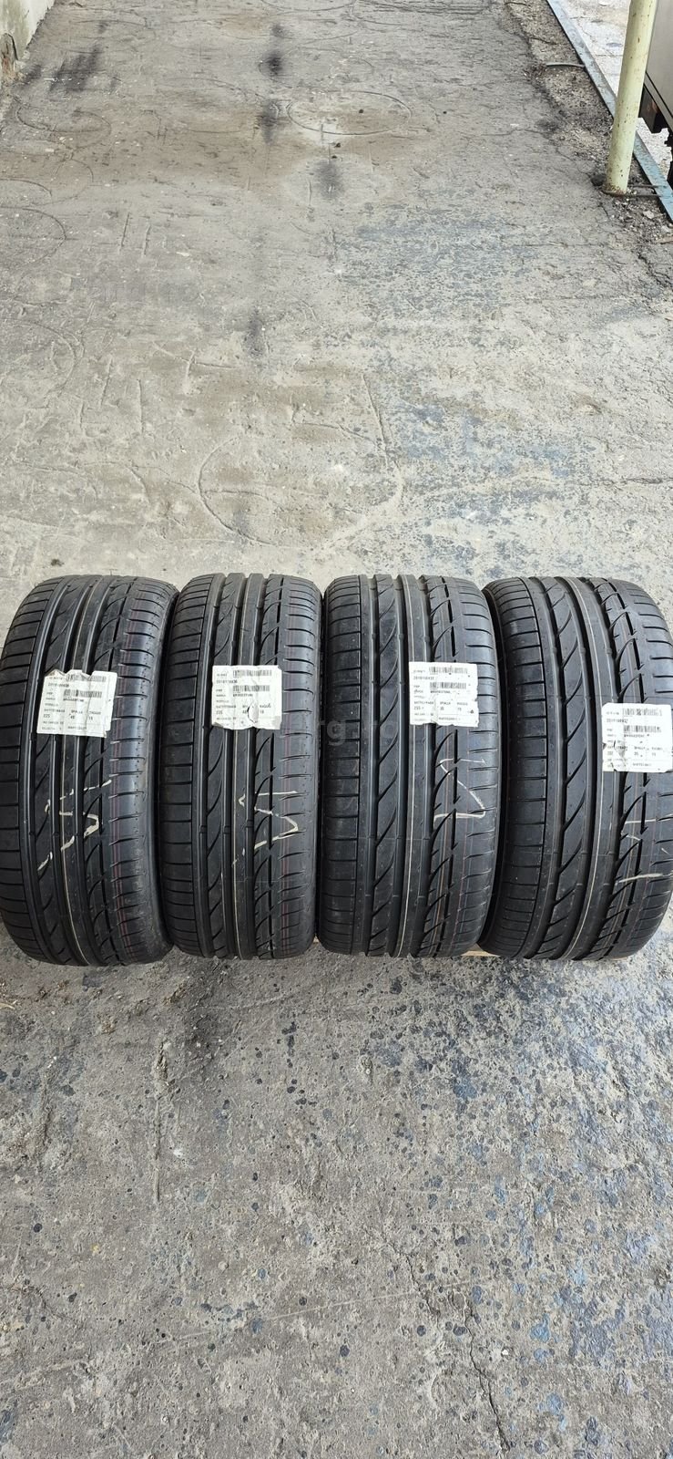 4 anvelope vara noi runflat Bridgestone,fata 225/40/19,spate 255/35/19,dot 2025.Pretul este pe bucata.