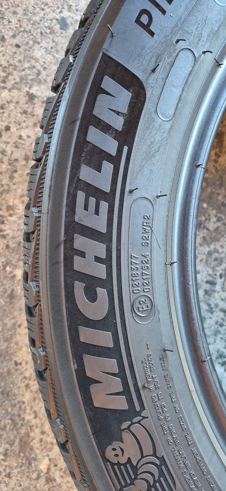 4 anvelope iarna Michelin 215/55/18.Pretul este pe bucata. 4