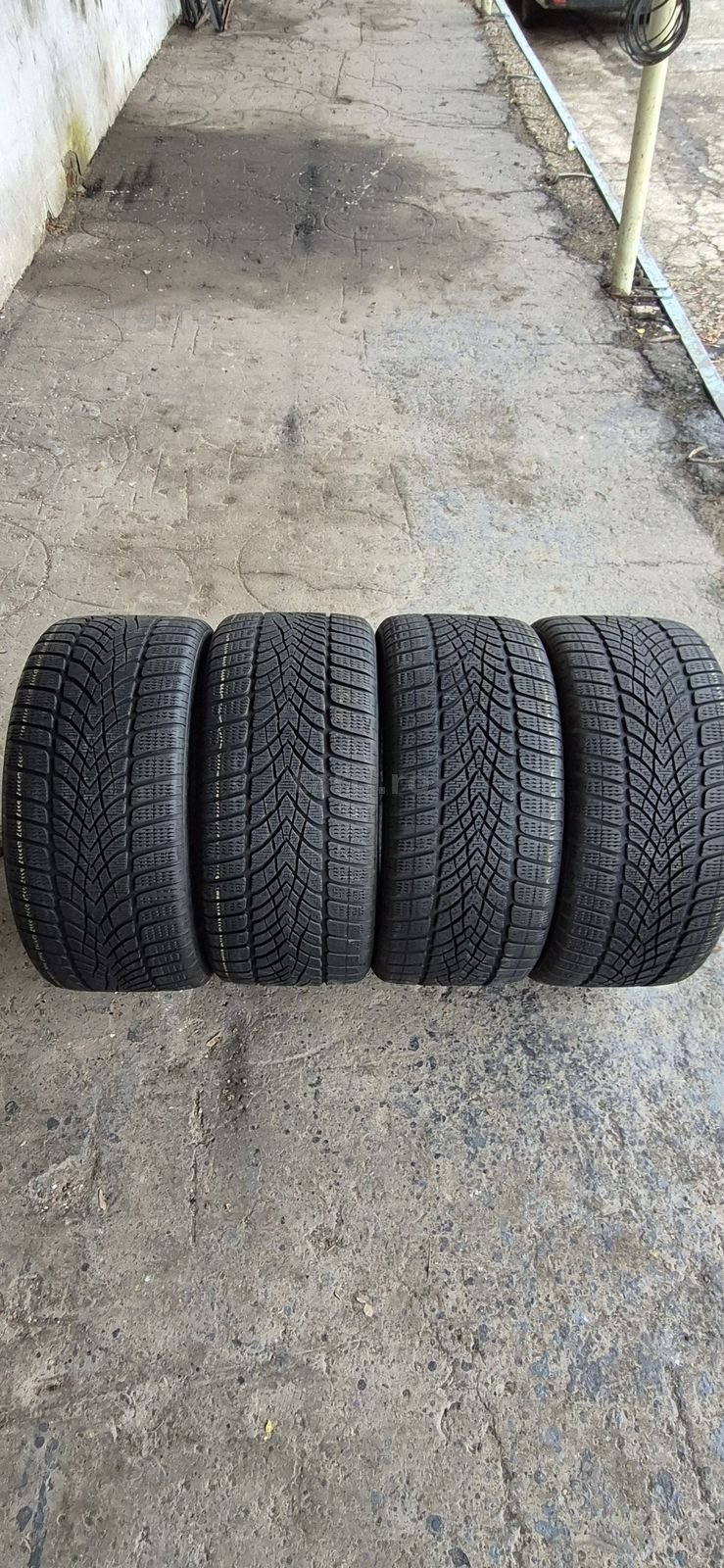 4 anvelope iarna Dunlop 285/30/21.Pretul este pe bucata.