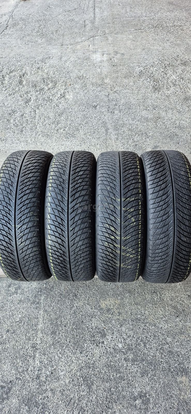 4 anvelope iarna ca noi Michelin 235/60/17.Pretul este pe bucata.