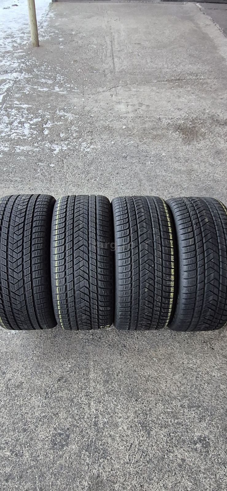4 anvelope iarna Pirelli 295/35/21.Pretul este pe bucata.