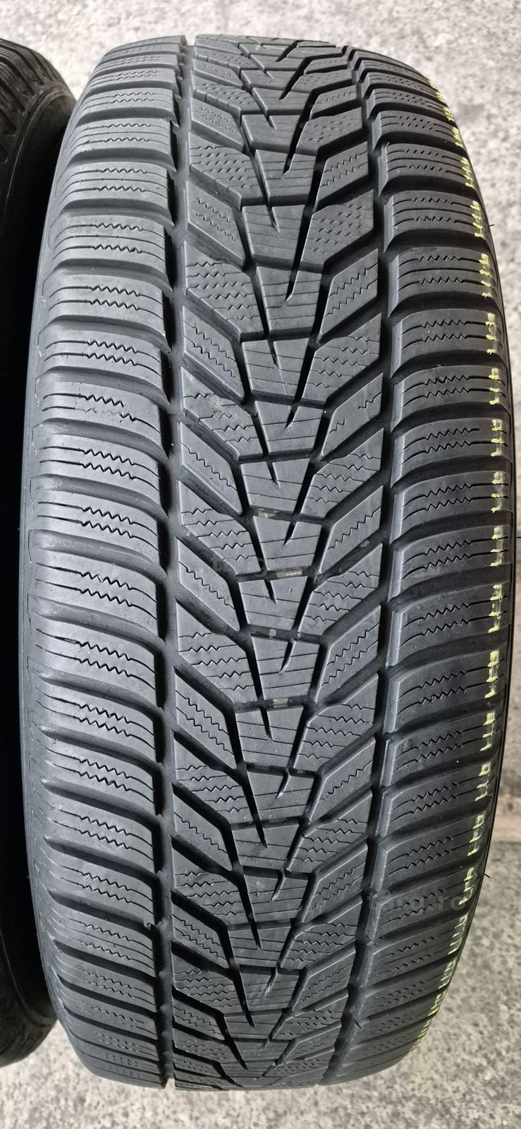 2 anvelope iarna Hankook 235/65/18,dot 2021.Pretul este pe bucata 2