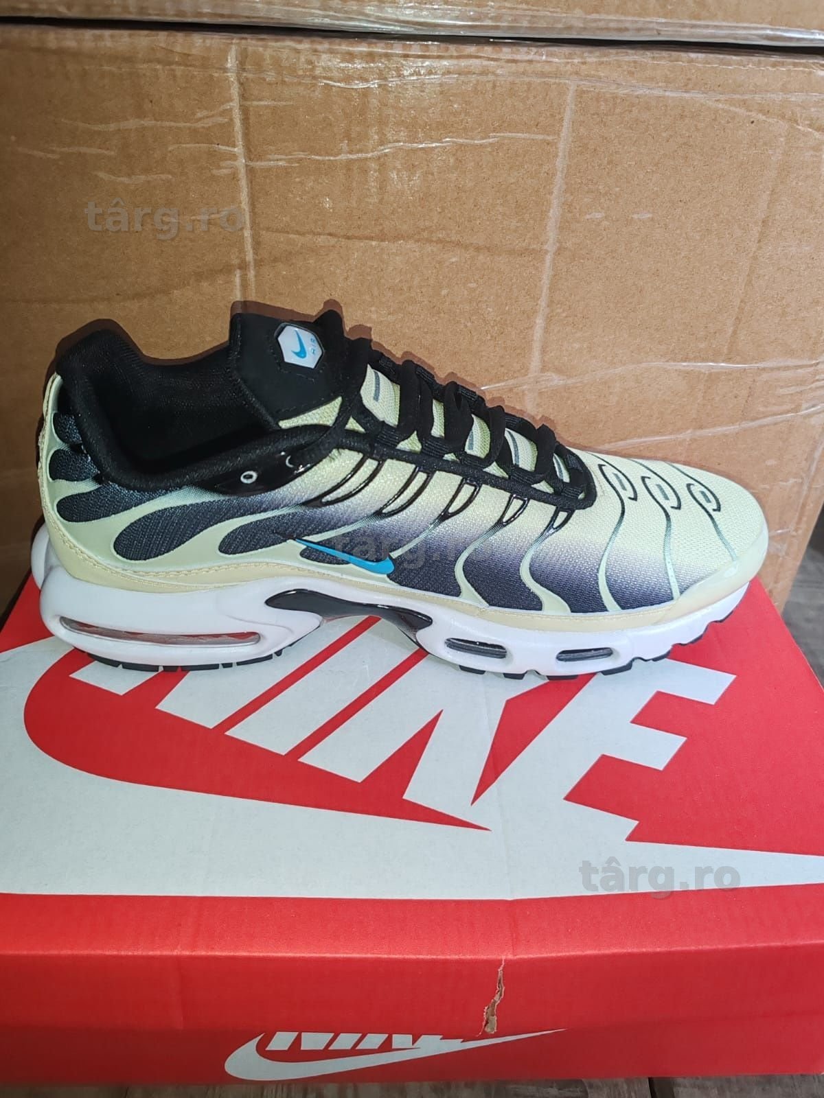 Nike air max plus  dot pattern 7