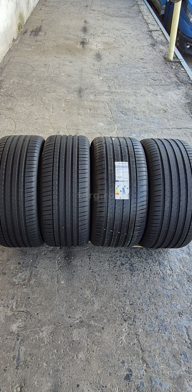 4 anvelope vara noi Michelin,fata 285/40/21,spate 315/35/21,dot 2021.Pretul este pe bucata.