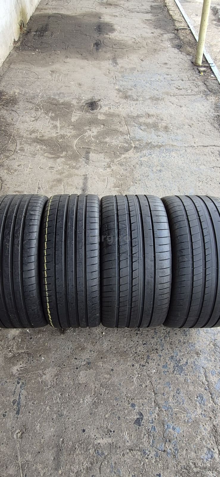 4 anvelope vara Goodyear,fata 265/35/21,spate 305/30/21.Pretul este pe bucata.