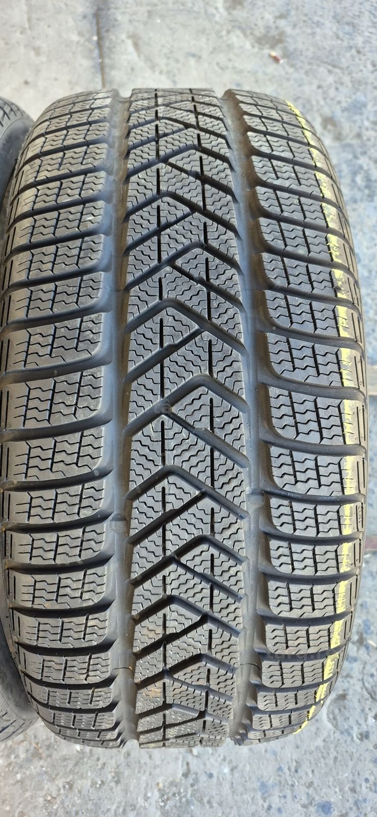 2 anvelope iarna Pirelli 245/30/20.Pretul este pe bucata. 2