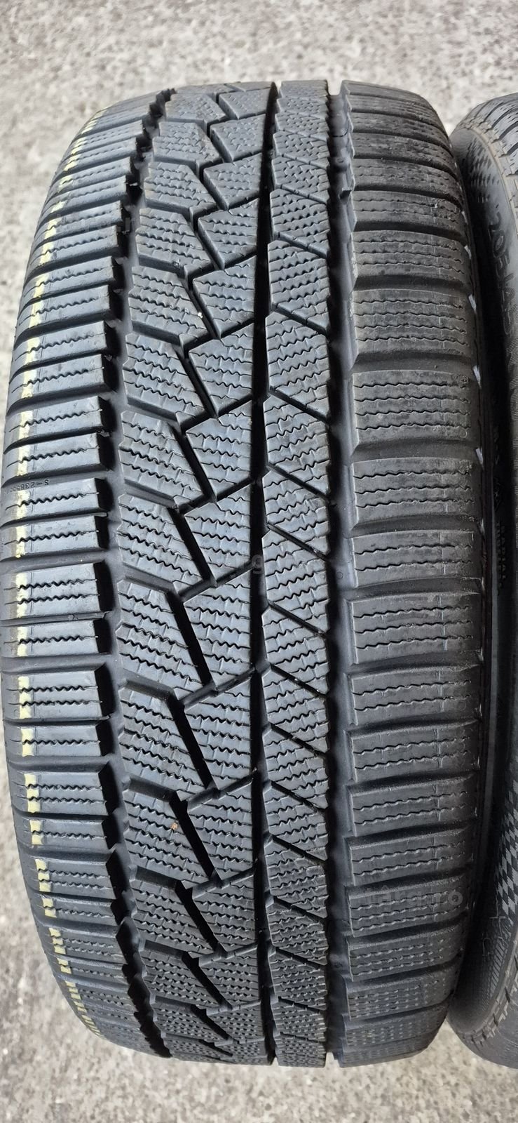 2 anvelope iarna ca noi Continental 205/45/18.Pretul este pe bucata. 2